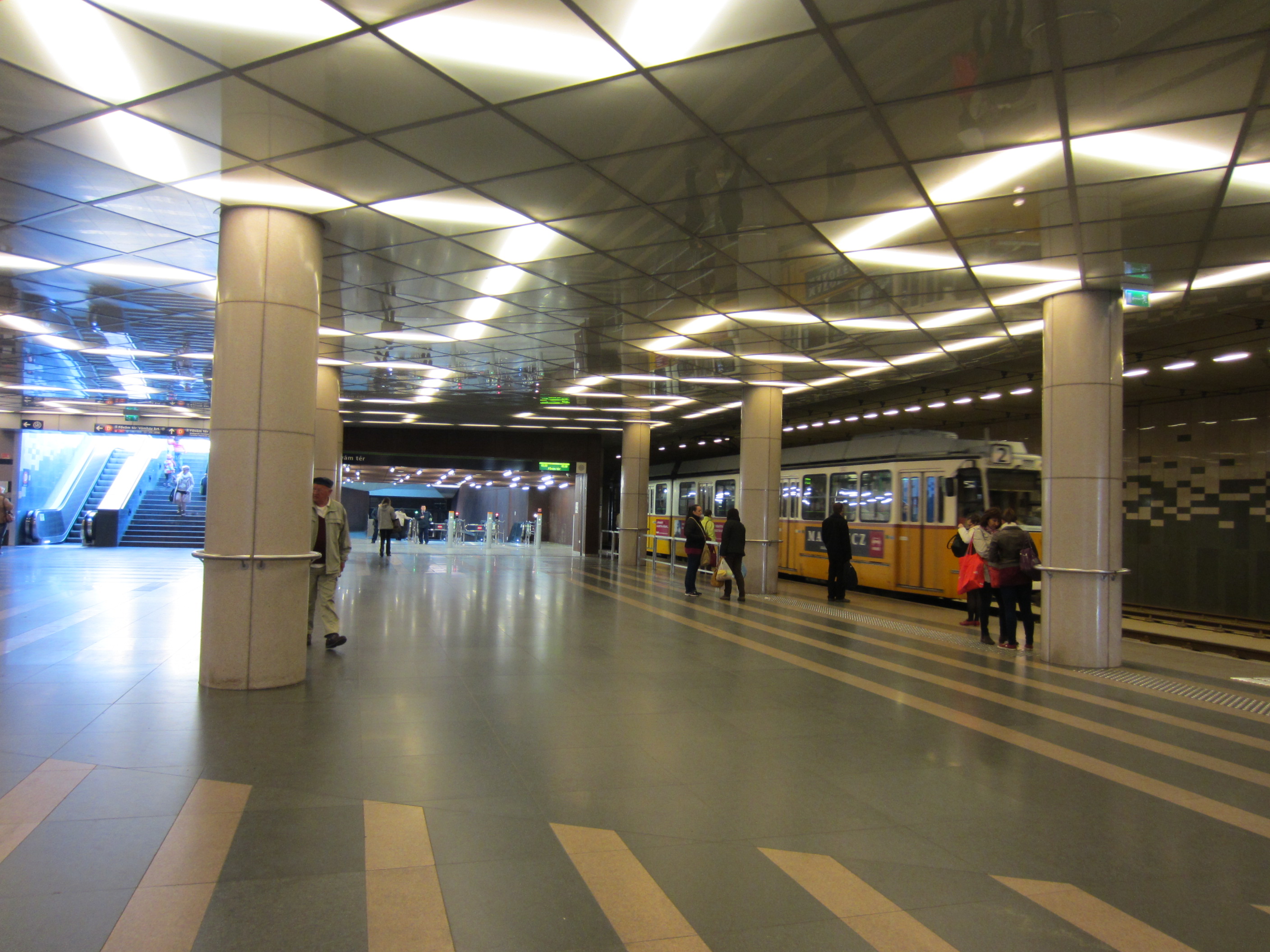 中央市場最寄駅フーヴァーム広場駅出口とトラム2号線乗り場