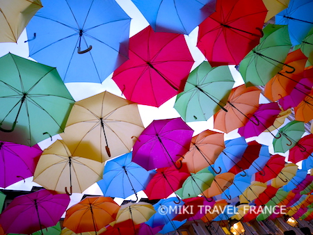パリ アンブレラ スカイ プロジェクト カラフルな傘がいっぱい みゅうパリブログ オプショナルツアー 現地ツアーの みゅう
