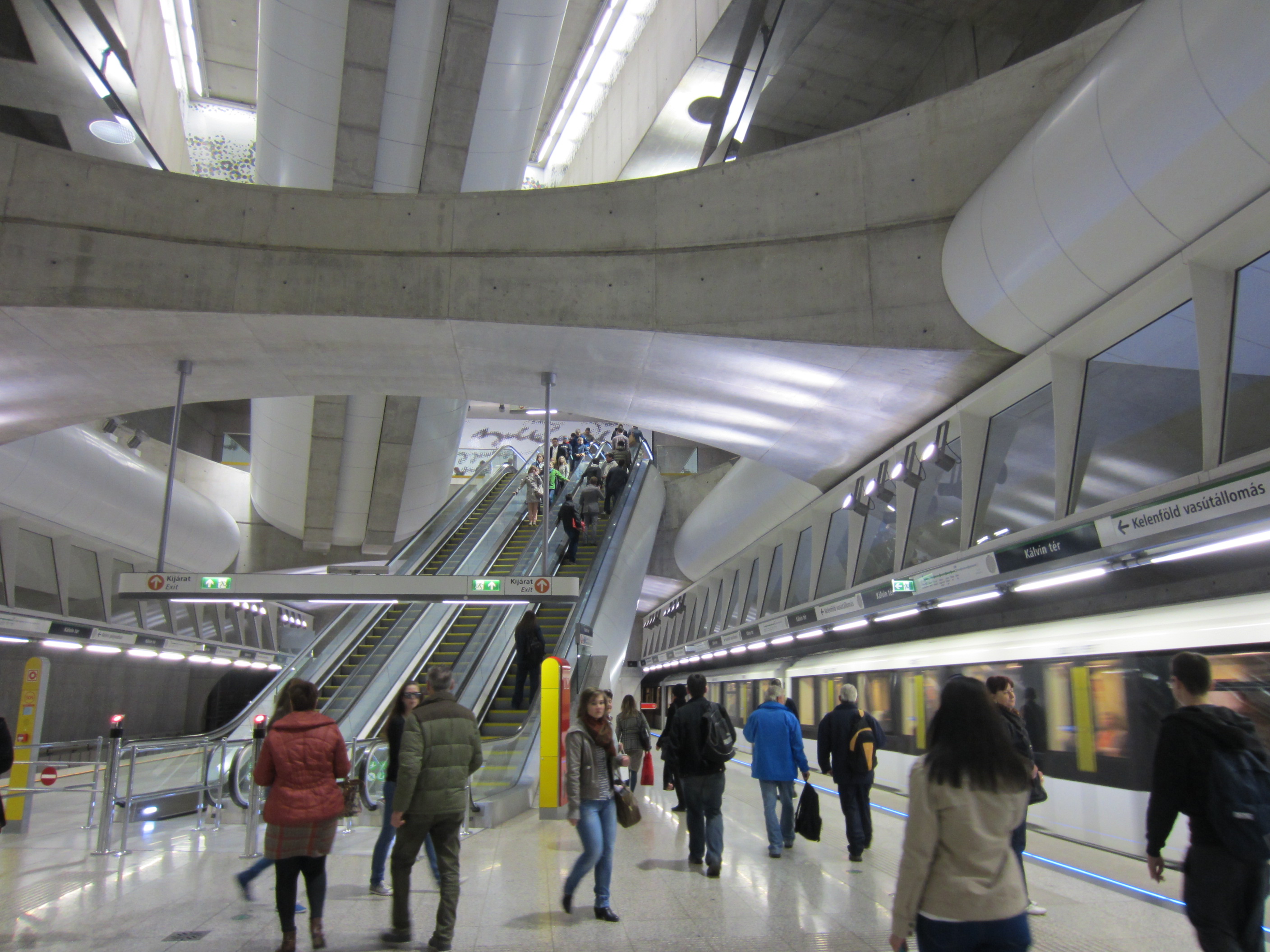 乗換駅のカールヴィン広場