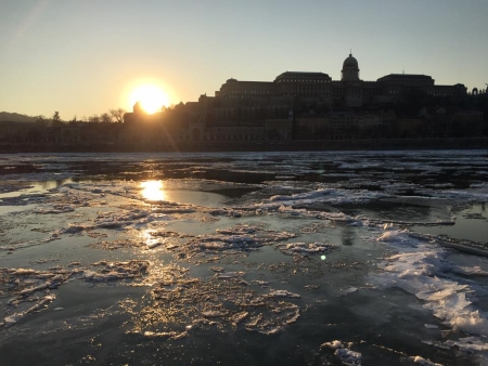 ドナウ川の流氷と王宮の丘に沈む夕日