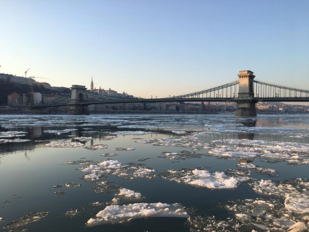 流氷のドナウ川と鎖橋