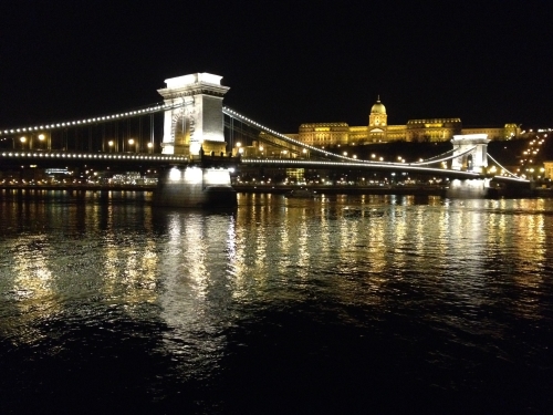鎖橋と王宮（夜）