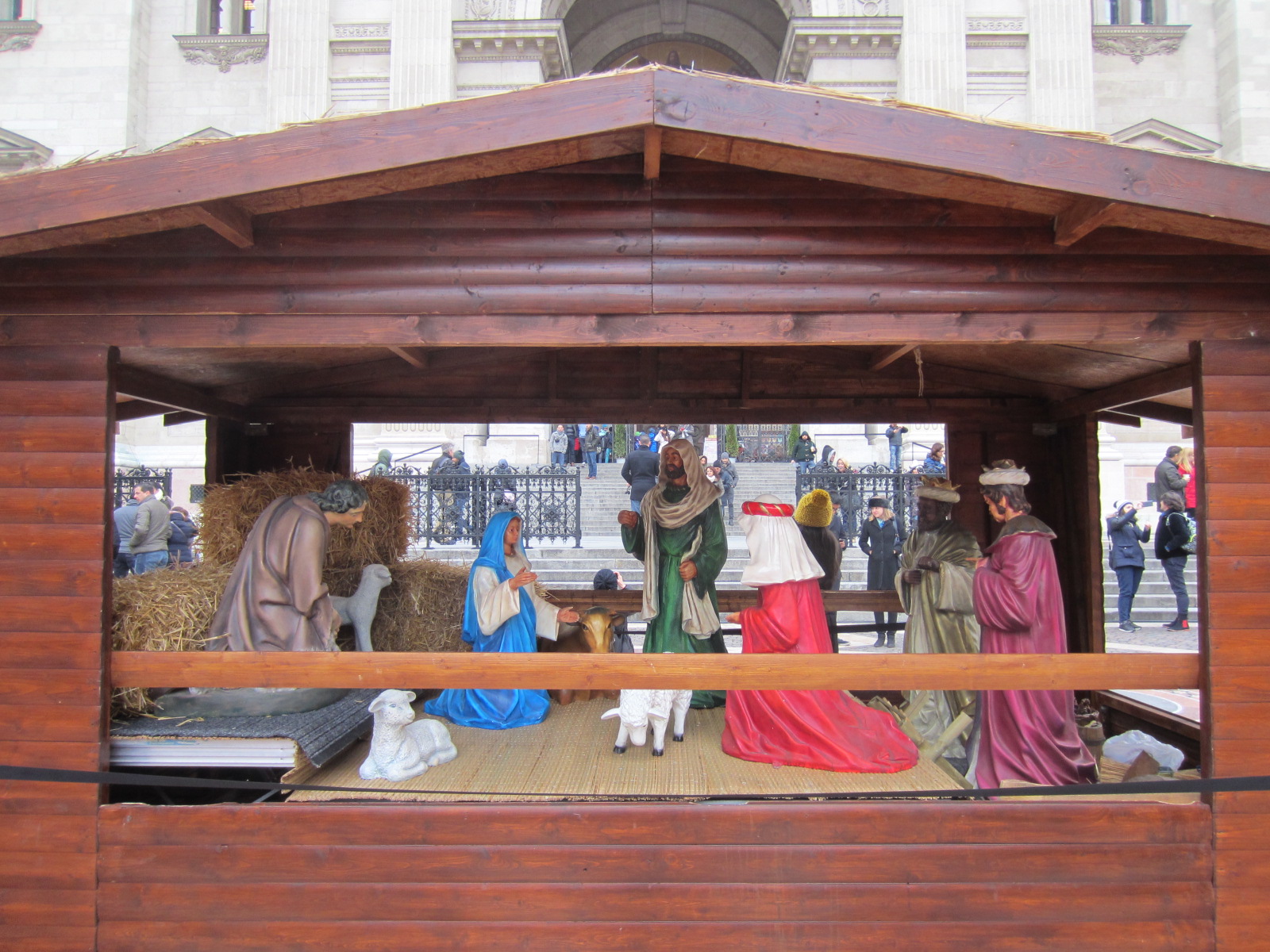 イエス生誕の場面を描くハンガリー伝統の「ベツレヘム遊び」の大型版です。