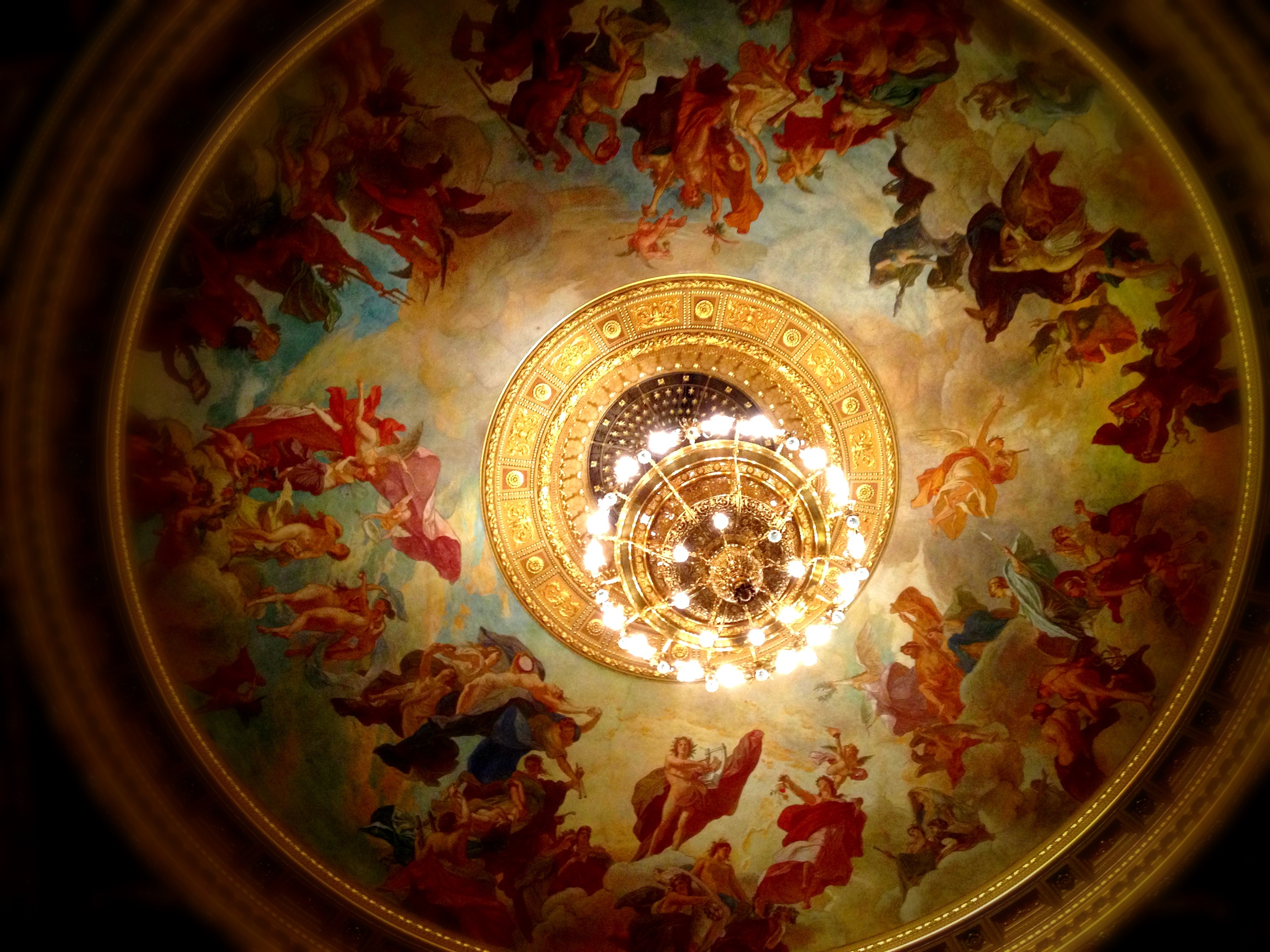 ロッツによる美しい天井画と豪華なシャンデリア