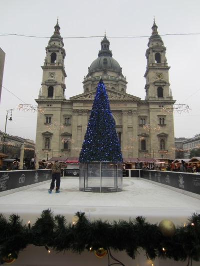 聖イシュトヴァン大聖堂とクリスマスツリー