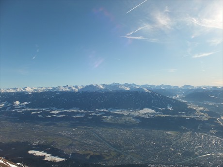 ノルトケッテ山からのインスブルックの街とアルプスの山々