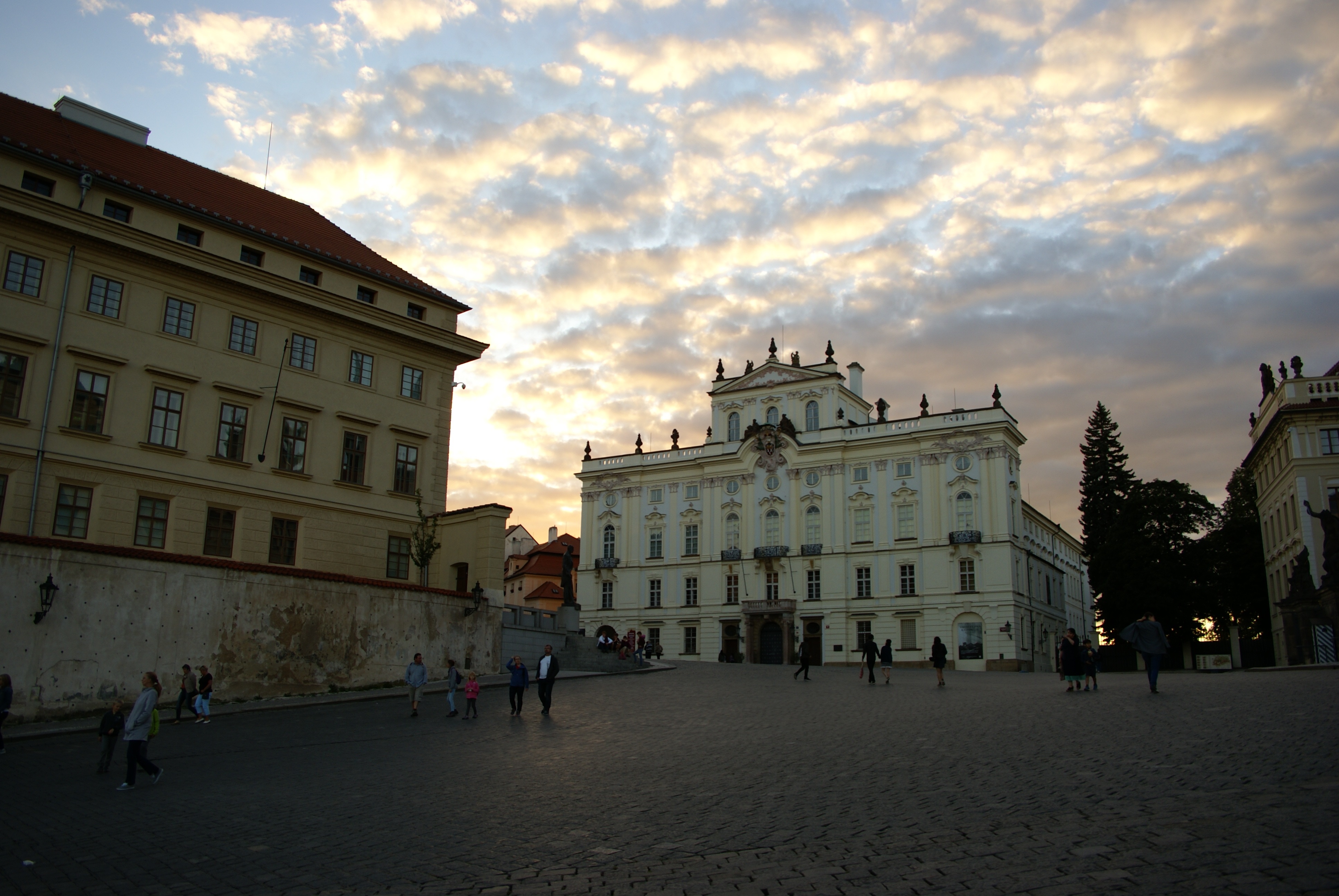 プラハ城前の広場