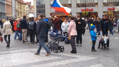 チェコの国旗を持って歩く市民