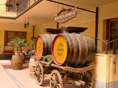 ミラノ発　イタリア ワインツアー ワインの王「バローロ」と女王「バルバレスコ」銘醸の地へ ～セラー見学とテイスティング～