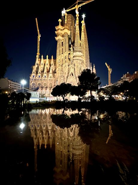 水面に映された逆さサグラダファミリア